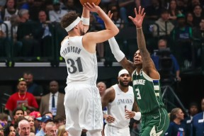 爱游戏入口-关于NBA常规赛赛程吃紧，密尔沃基雄鹿清晨手感冰凉，更衣室稳定，训练强度明显提升的信息