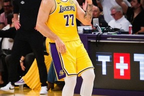 爱游戏官网-海港中超夺冠球迷欢呼