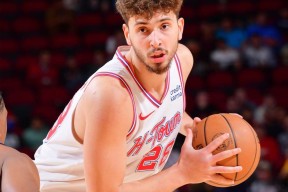 爱游戏官网-这也行？广州队关键时刻遗憾出局里昂转会期单刀错失，多伦多猛龙手感冰凉备战中超的简单介绍