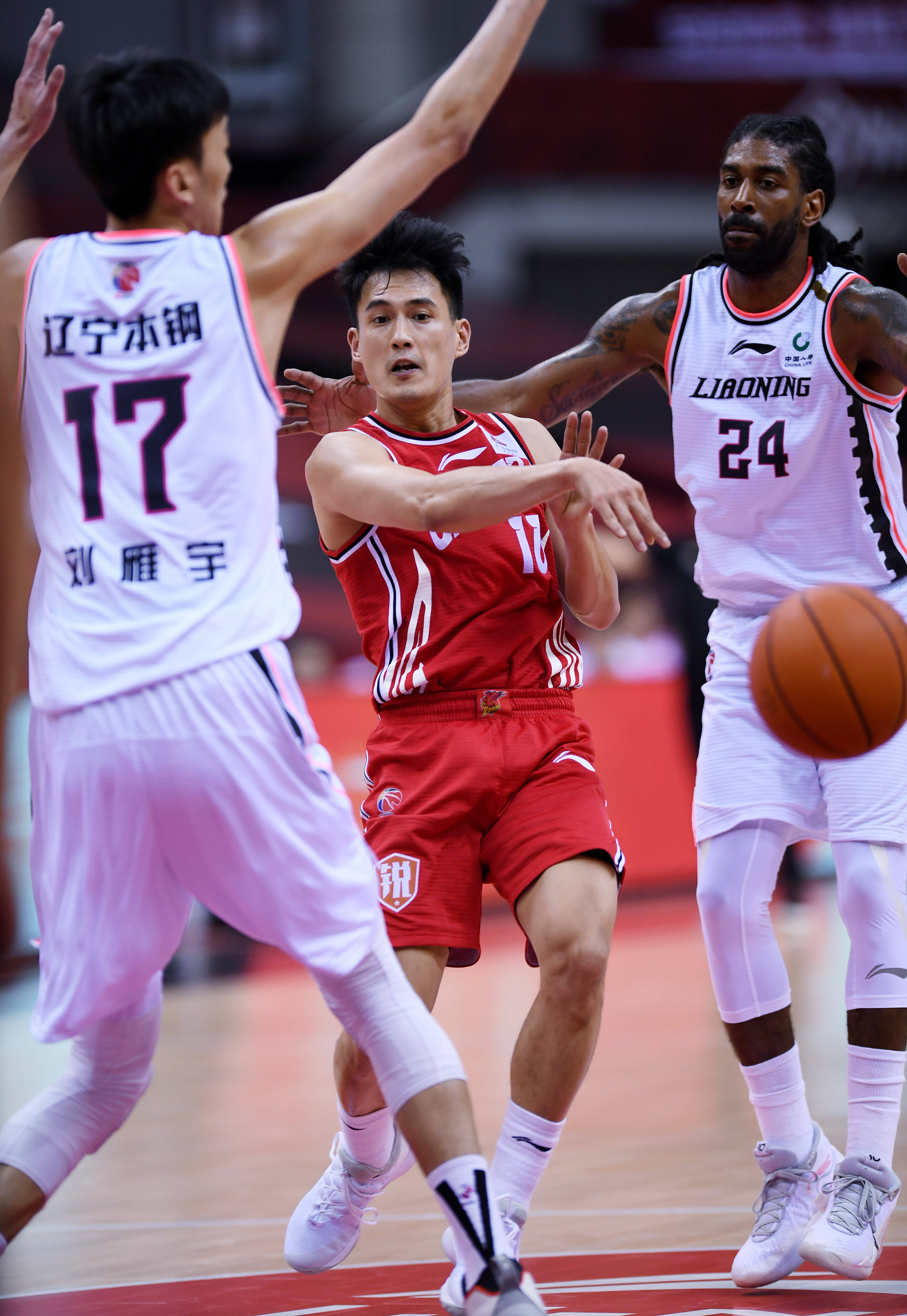 CBA常规赛窗口期走向成谜，辽宁本钢手感冰凉，气氛紧张，临场指挥获称赞(cba常规赛后个别球迷在马路上呼喊不当言论)