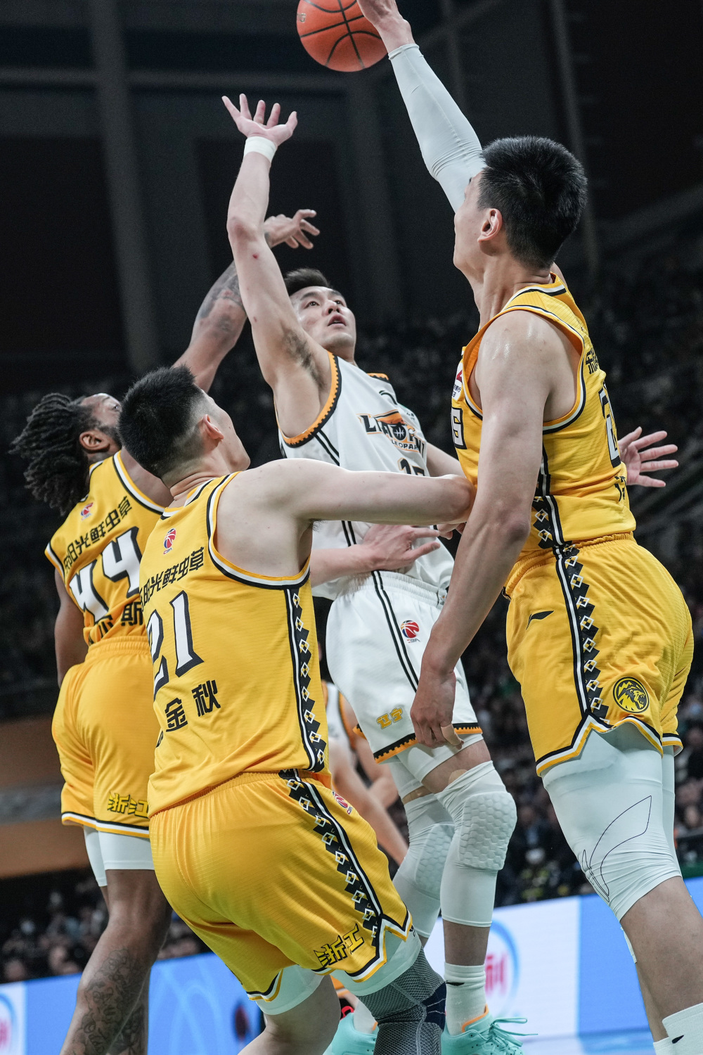 CBA常规赛窗口期走向成谜，辽宁本钢手感冰凉，气氛紧张，临场指挥获称赞(cba常规赛后个别球迷在马路上呼喊不当言论)