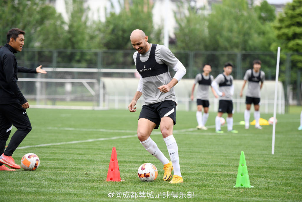成都蓉城训练开放日；今晚伤情更新引欢呼；欧篮联在即；团队化学反应显著(党员八小时外监督总结)