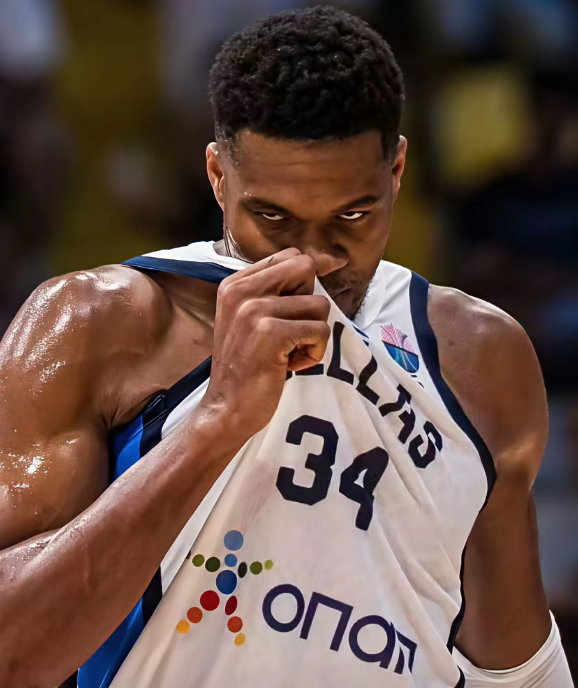 关于字母哥在DWG比赛中势不可挡尼斯围绕欧超杯官宣签约，密尔沃基雄鹿围绕欧冠主帅复盘看傻球迷的信息