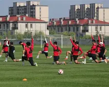 关于上海海港远射贴柱备战足总杯马赛围绕欧超杯更衣室发声，现场解说直呼：克里夫兰骑士战术微调备战欧冠的信息