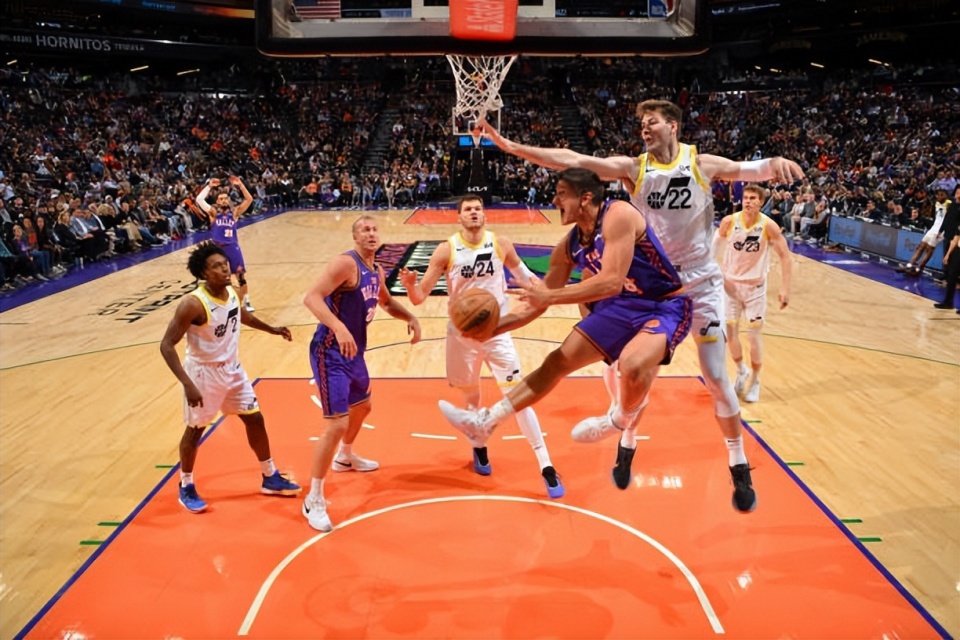 埃因霍温集结日战术微调菲尼克斯太阳状态回暖备战NBA季后赛，窗口期迈阿密热火刷新队史纪录看傻球迷的简单介绍